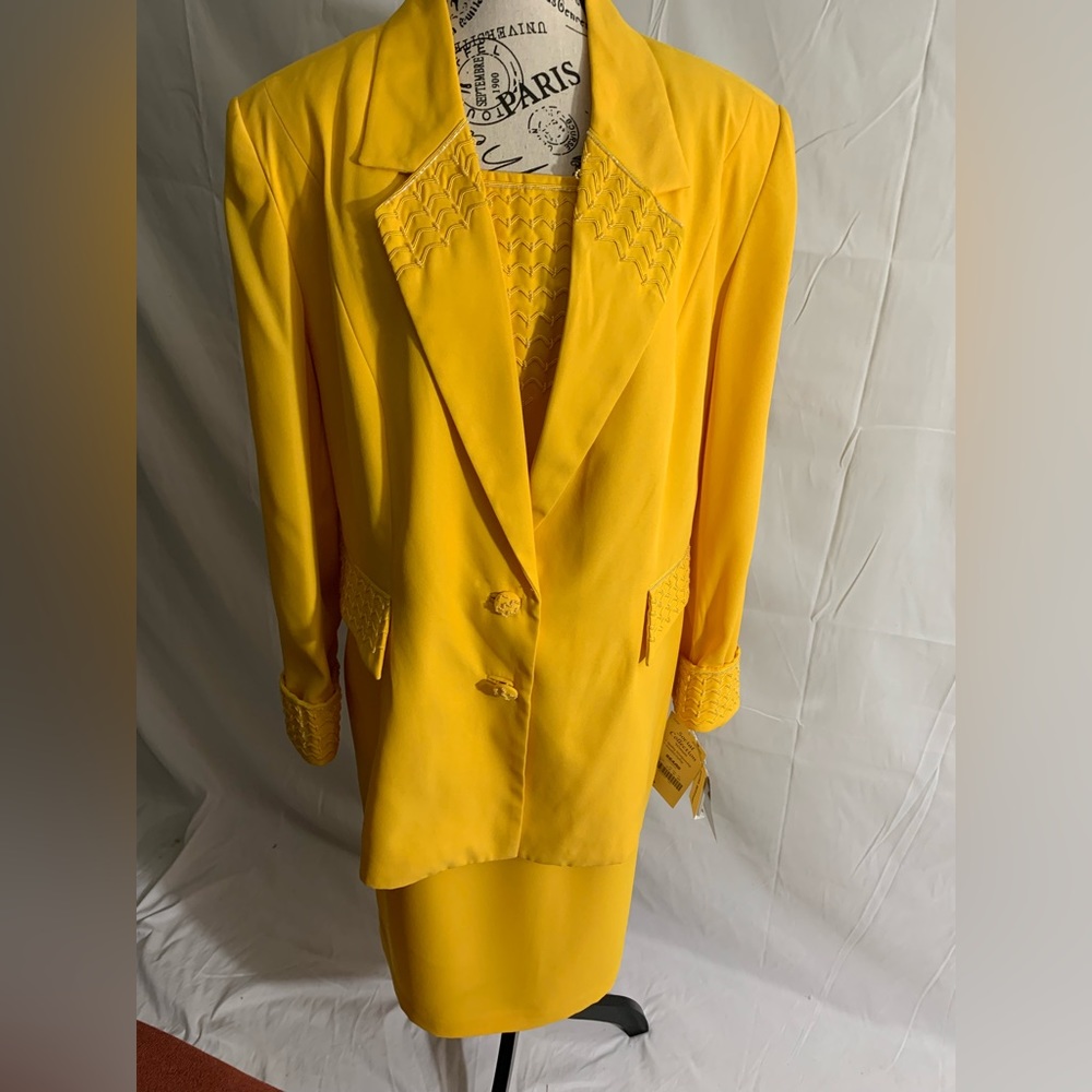 St. Anthony Evening yellow wear embroidered three piece suit. Size 18W- NWT